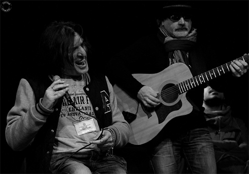 Il Christian Rocker Roberto Bignoli si esibisce nel carcere di Opera