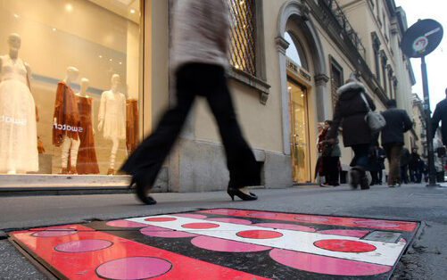 Tombini Art, le maison della moda vestono i tombini di Milano