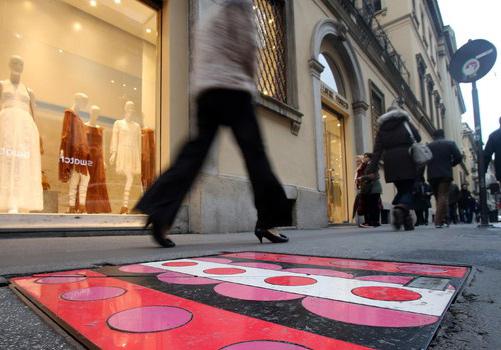 Tombini Art, le maison della moda vestono i tombini di Milano