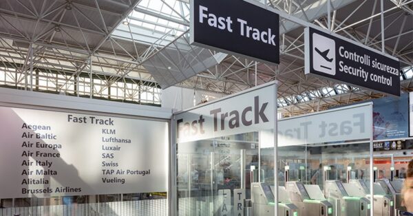 Viaggi: negli aeroporti di Linate e Malpensa attivo il Fast Track di Telepass