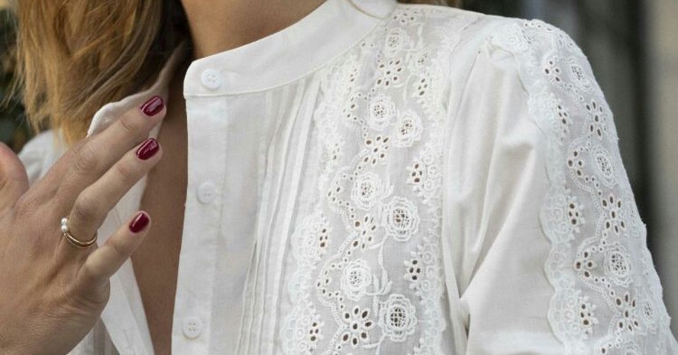 Vittoria Ceretti: look camicia e shorts pigiama per l'estate