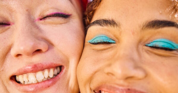 Amica giugno: gioielli, denim e palette trucco in regalo
