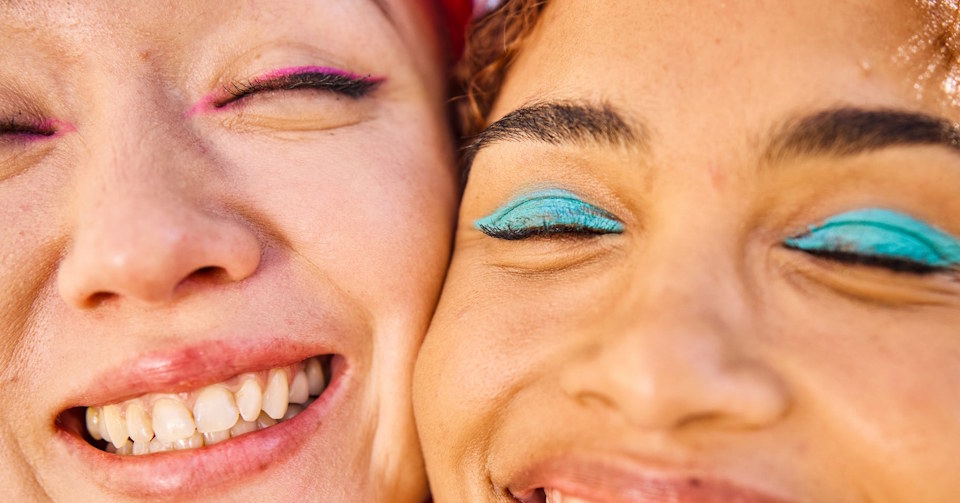 Amica giugno: gioielli, denim e palette trucco in regalo