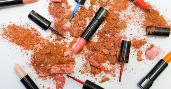 Fixing e setting spray: differenze e come usarli per un trucco perfetto