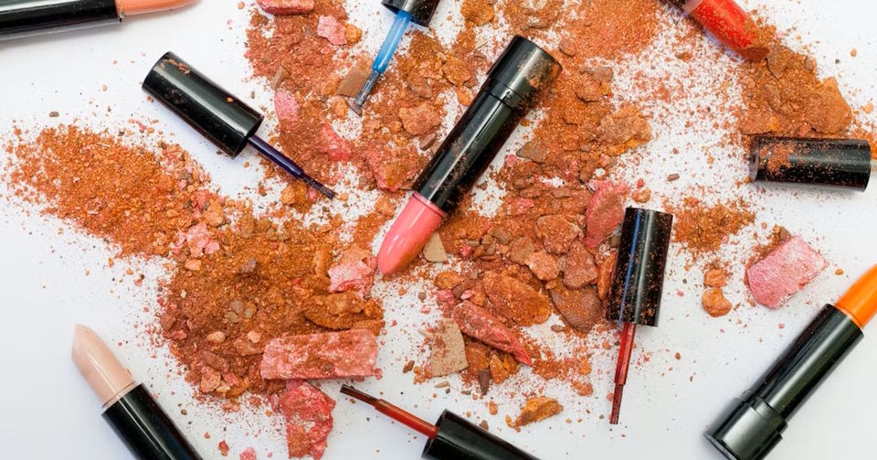 Trucco estate 2026: tendenze tra glow e colore