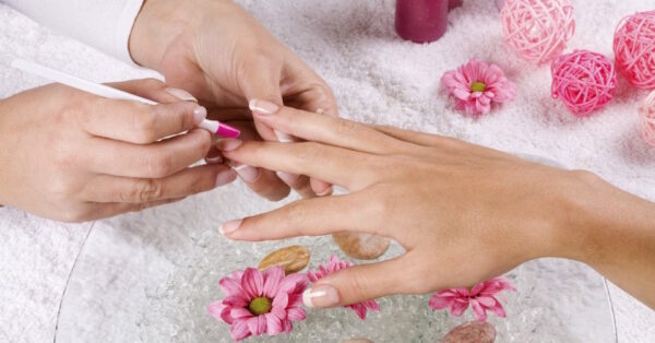 Manicure bianca 2026: tendenze milky nails e texture perlata