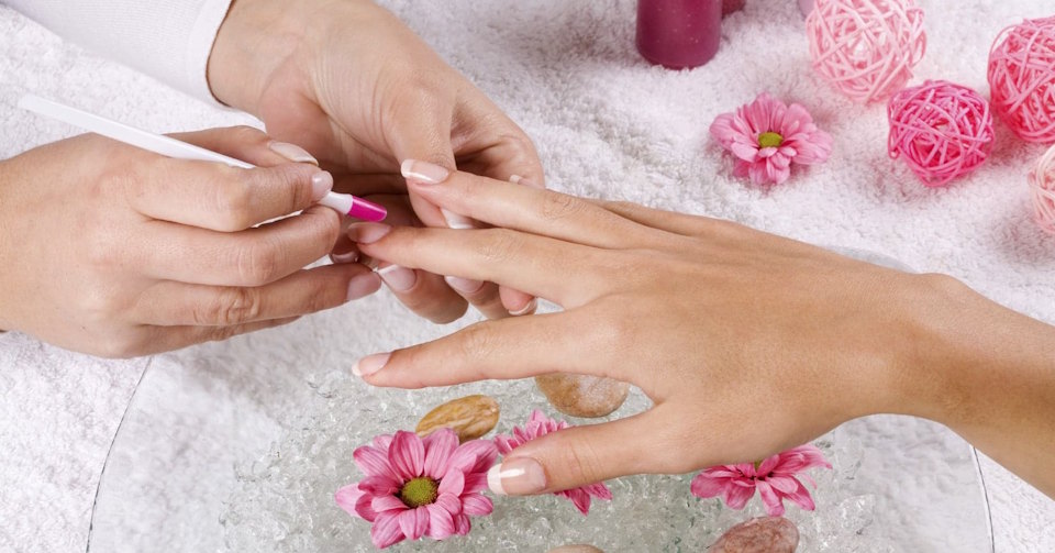 Manicure bianca 2026: tendenze milky nails e texture perlata