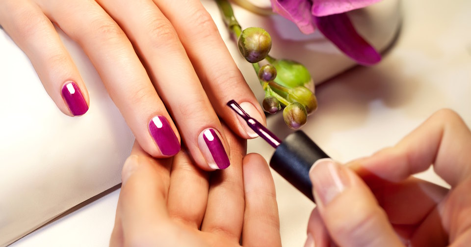 Hailey Bieber e la sua nail art fai-da-te: il tutorial