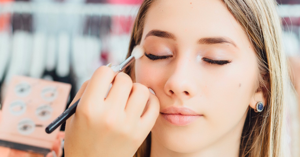 Ombretto blu: storia e tendenze make-up estate 2026