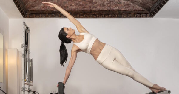 Fitness dopo i 50: il metodo di Claudia Schiffer con pilates