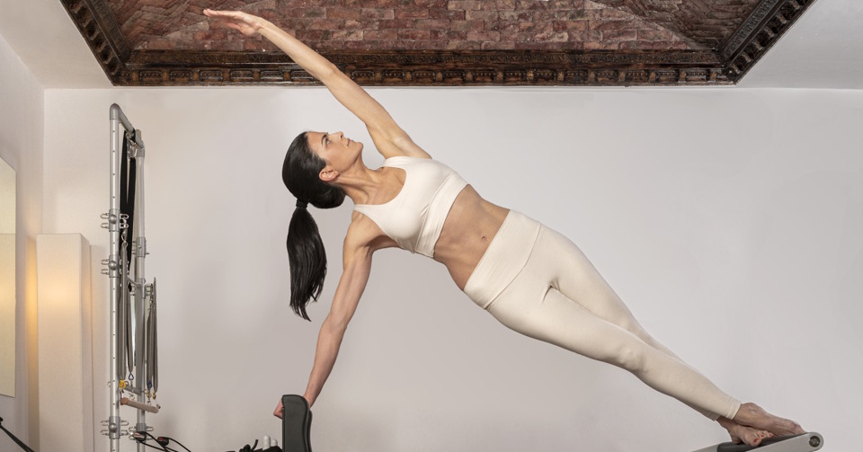 Fitness dopo i 50: il metodo di Claudia Schiffer con pilates