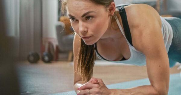 Plank drag: l'esercizio dinamico che potenzia il core